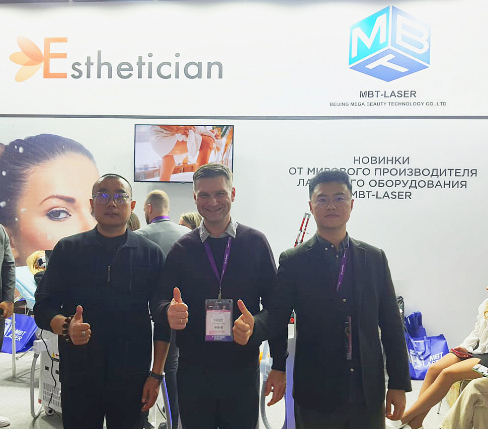 Фото с учредителями компании Mega Beauty Technology Co., Ltd на выставке InterCHARM 2023.jpg
